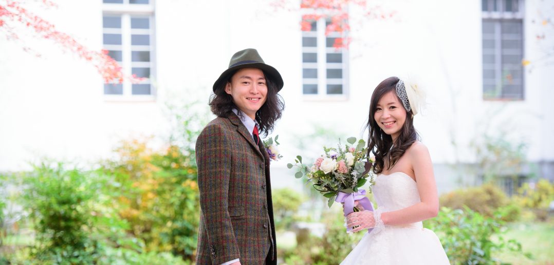 結婚式　前撮り　ウェディングドレス　タキシード　帽子