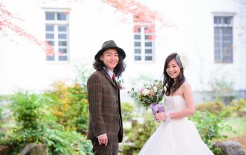 結婚式　前撮り　ウェディングドレス　タキシード　帽子