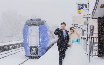 北海道トマム星野リゾート水の教会　結婚式　ドレスバックスタイル