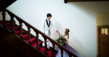 結婚式　新郎タキシード　白　おしゃれ